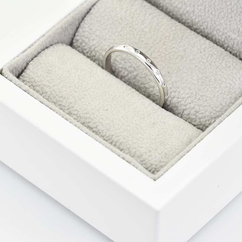 Minimalistický prsteň s diamantmi 95575
