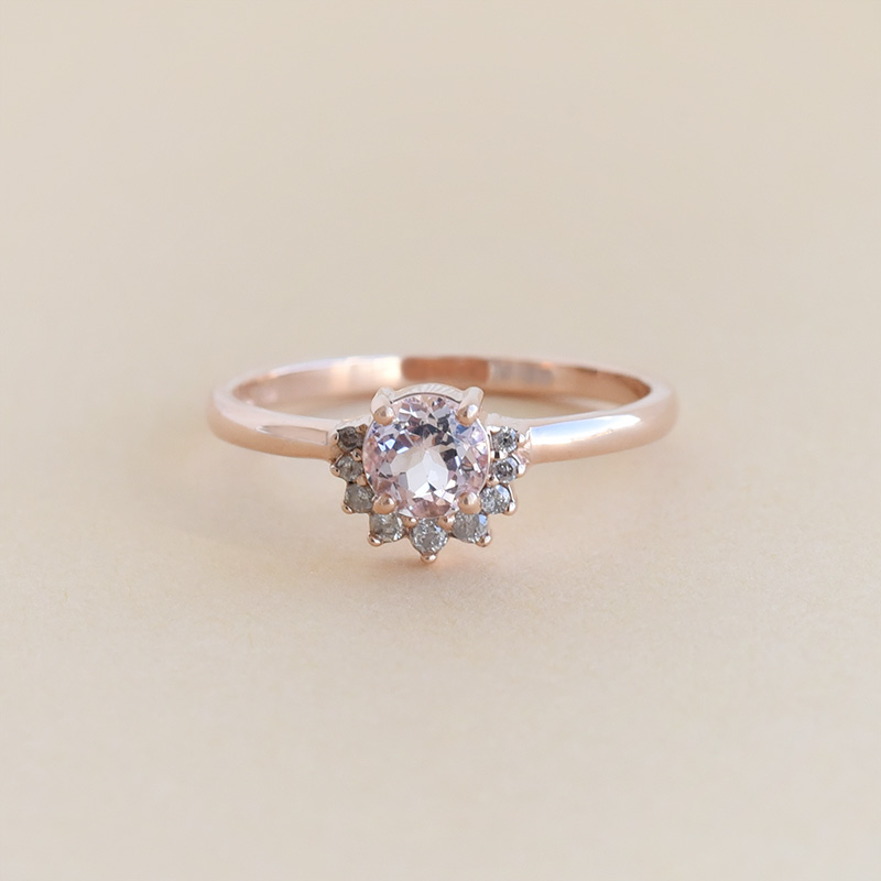 Zlatý minimalistický prsteň s morganitom 95745