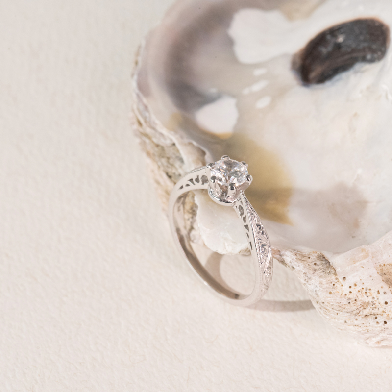 Zásnubný vintage prsteň s diamantom Javion 100946