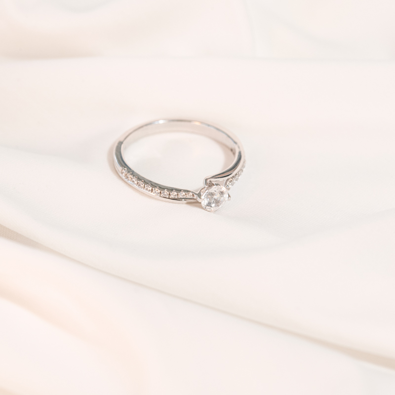 Zásnubný prsteň s postrannými diamantmi Anastas 102086