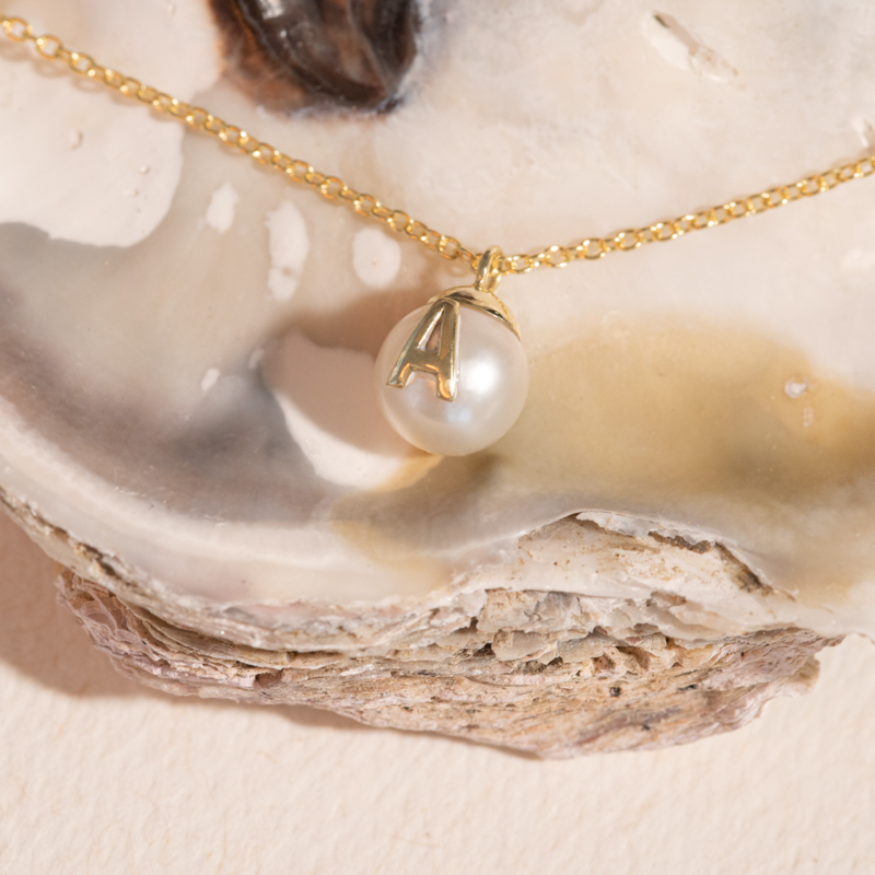 Náhrdelník s perlou a písmenom A Nava 102226