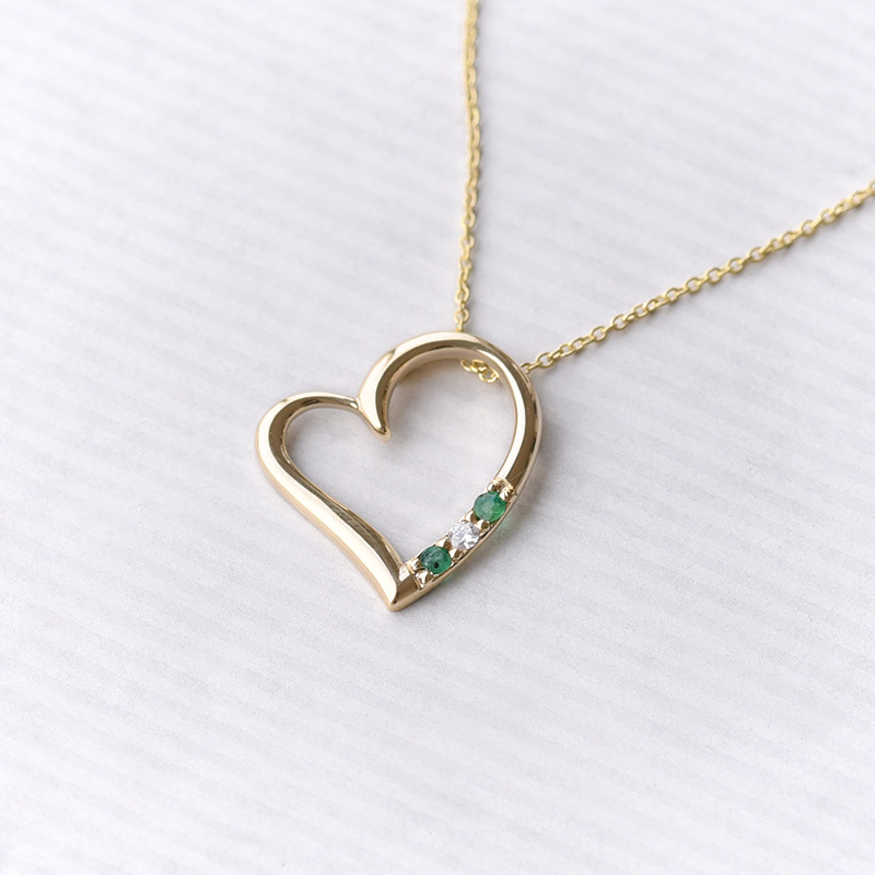 Strieborný prívesok srdce so smaragdmi a diamantom Janey 103586