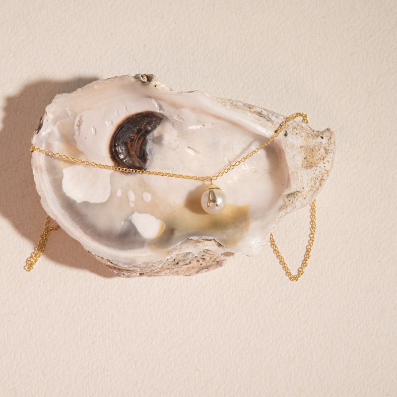 Náhrdelník s perlou a písmenom Nava 103596