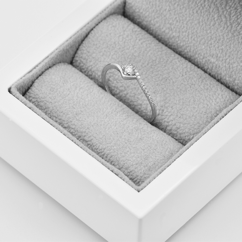 Strieborný romantický prsteň s lab-grown diamantmi Huber 104556