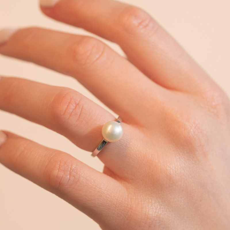 Strieborný prsteň s bielou perlou Ceri 104656