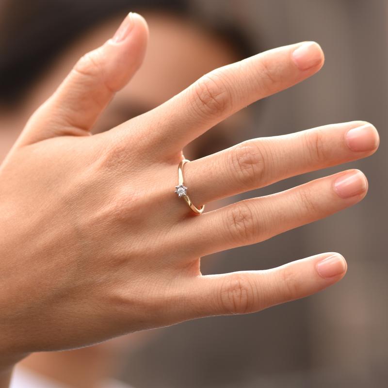 Zásnubný prsteň v štýle solitér s moissanitom Noble 105216