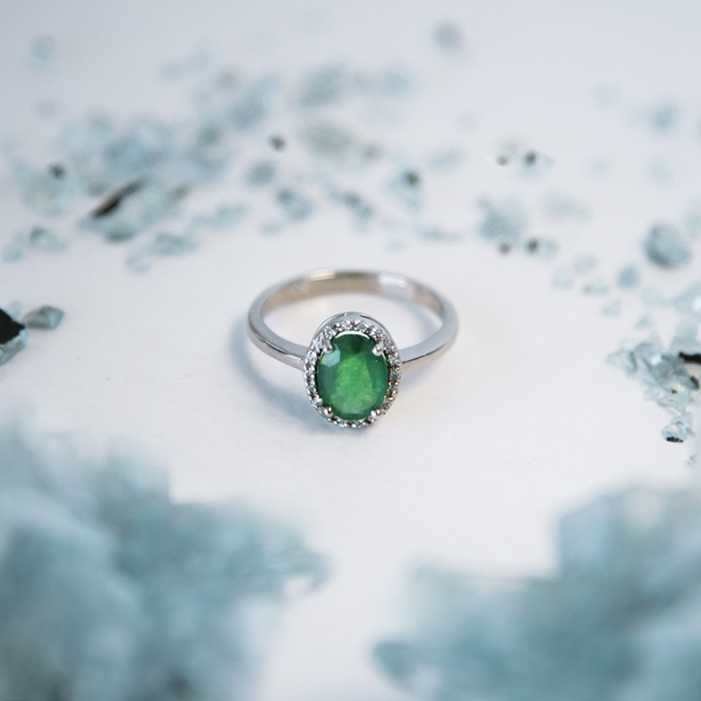 Zásnubný prsteň so smaragdom a diamantmi Goldie 108306
