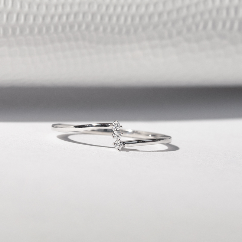 Minimalistický prsteň s tremi diamantmi Alanna 113036