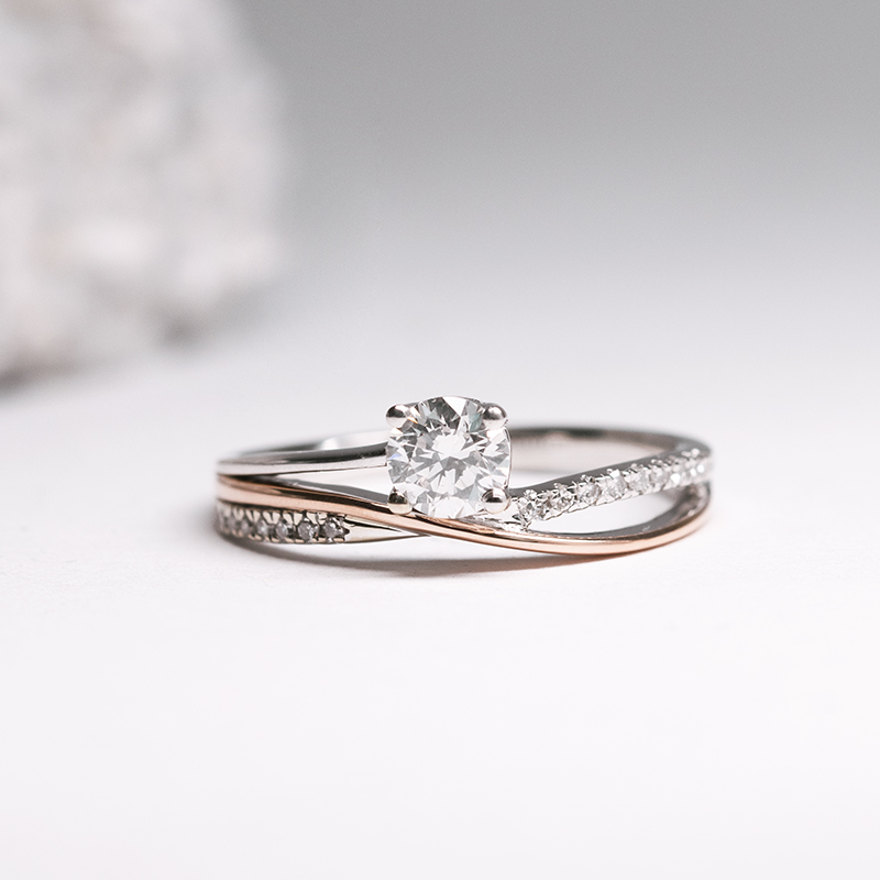 Atypický zásnubný prsteň s postrannými diamantmi Haearn 115826