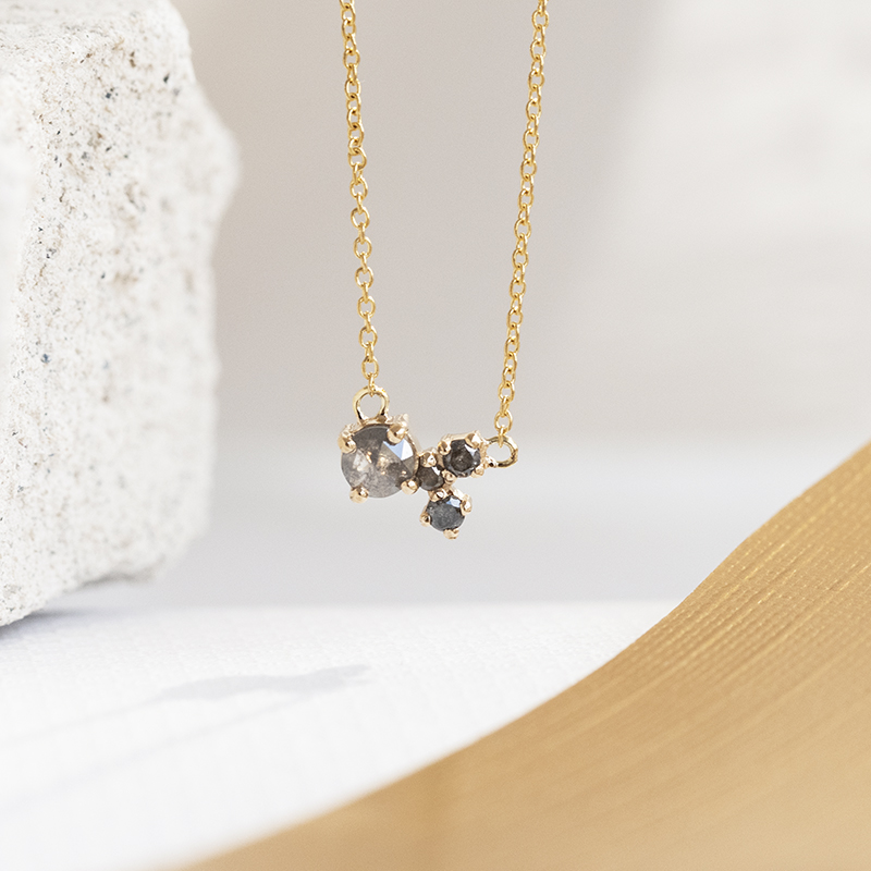 Strieborný cluster náhrdelník so salt and pepper diamantmi Maizie 116156
