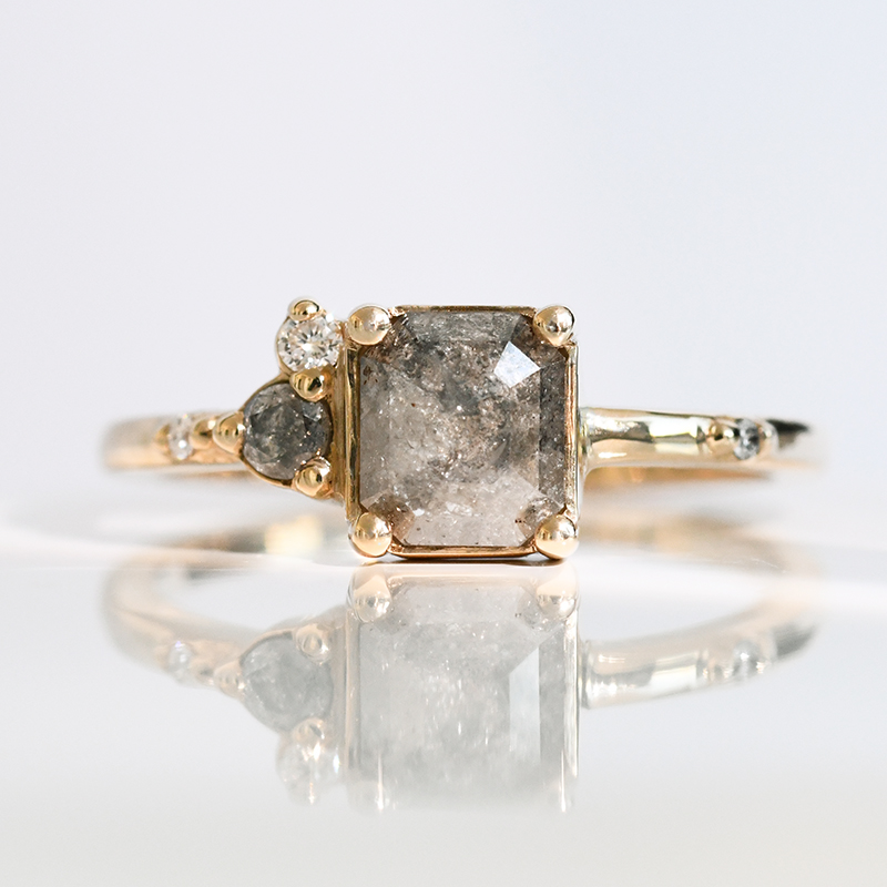 Zlatý prsteň so salt and pepper diamantom a lab-grown diamantmi Kristie 117426