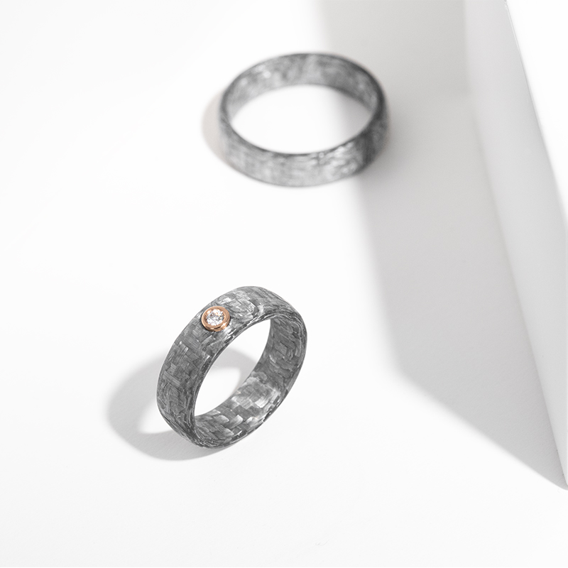Mierne zaoblené snubné prstene z karbónu s diamantom Vlad 123746