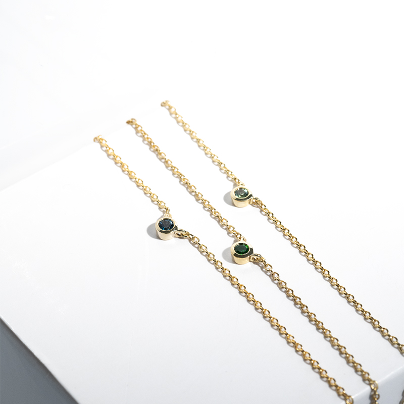 Strieborný minimalistický náhrdelník so zeleným zafírom Vieny 124236
