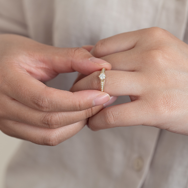 Zásnubný zlatý prsteň s moissanitom a lab-grown diamantmi Fuena 124596