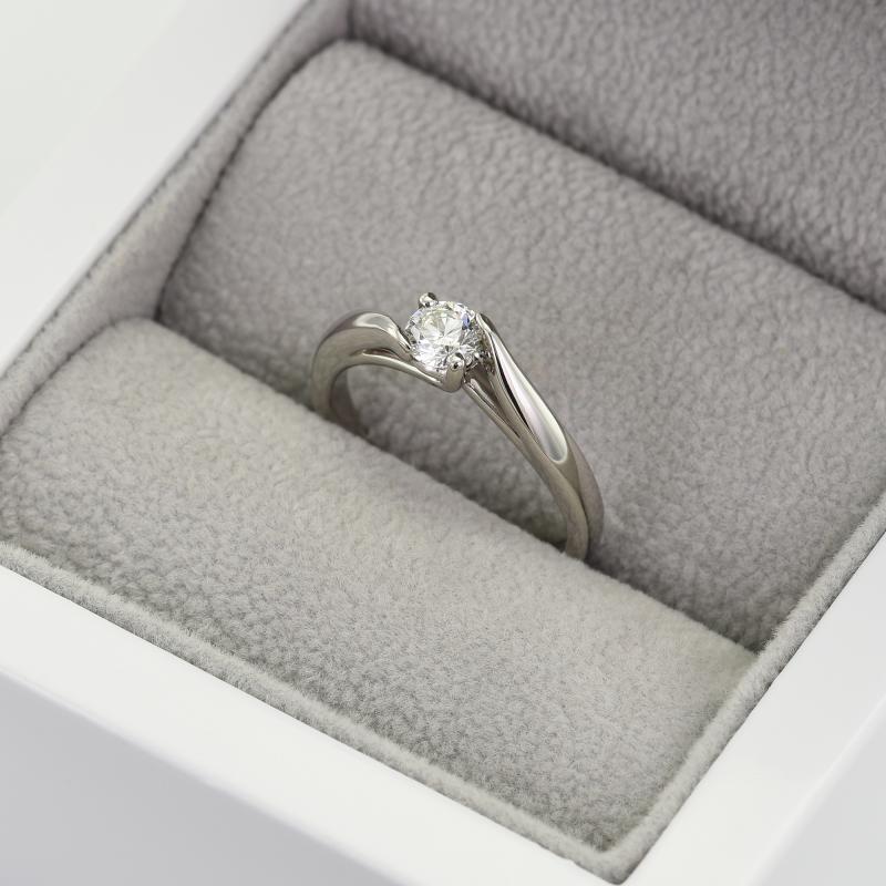 Platinový prsteň s diamantom 125636