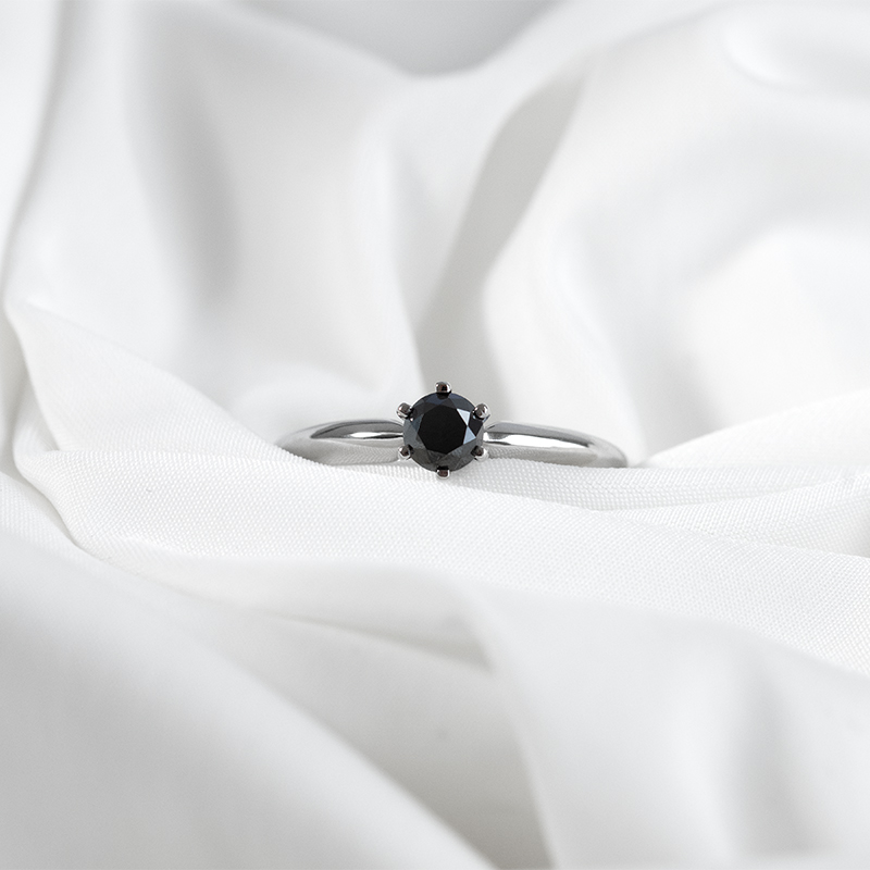 Zlatý zasnubný prsteň s čiernym diamantom Clytie 125896