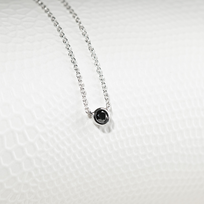 Minimalistický náhrdelník s čiernym diamantom Vieny 132636