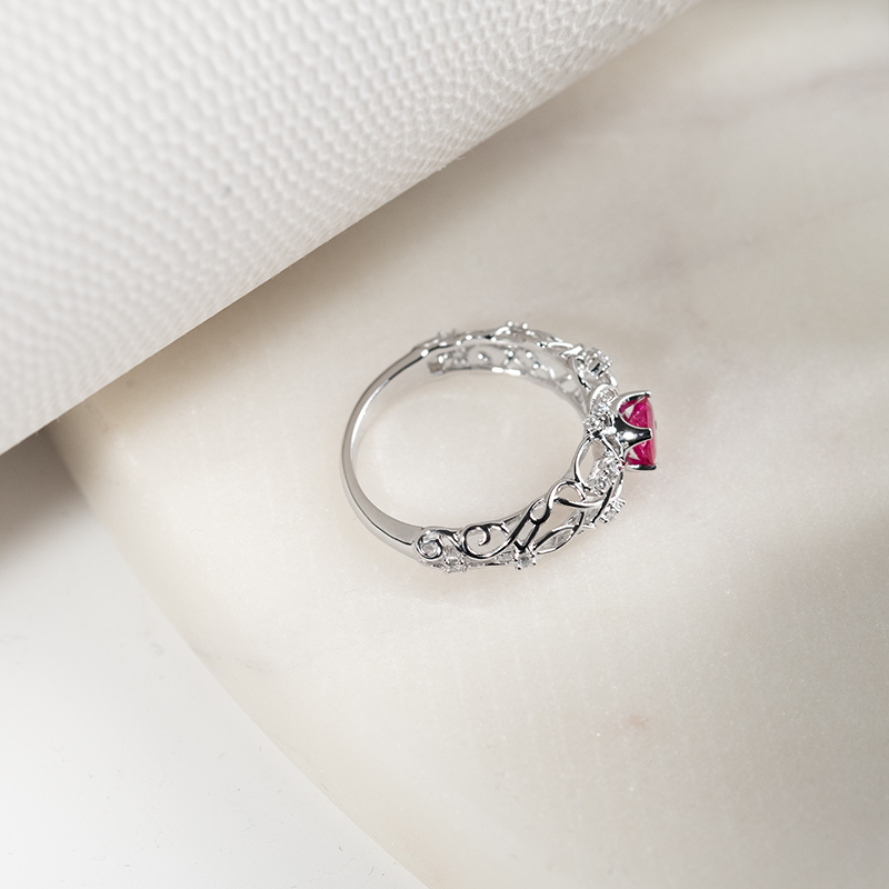 Vintage zásnubný prsteň s rubínom a diamantmi Charlotta 133176