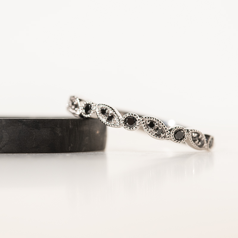 Čierne diamanty v zlatom eternity prsteni Lyla