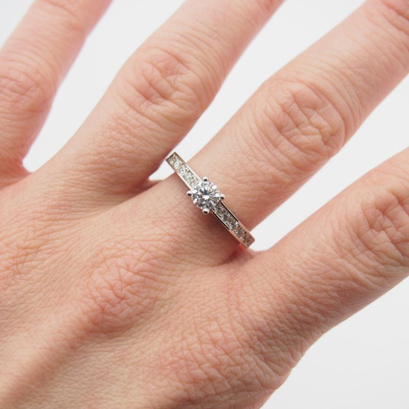 Zásnubný prsteň s bočnými diamantmi Clotylda 14836