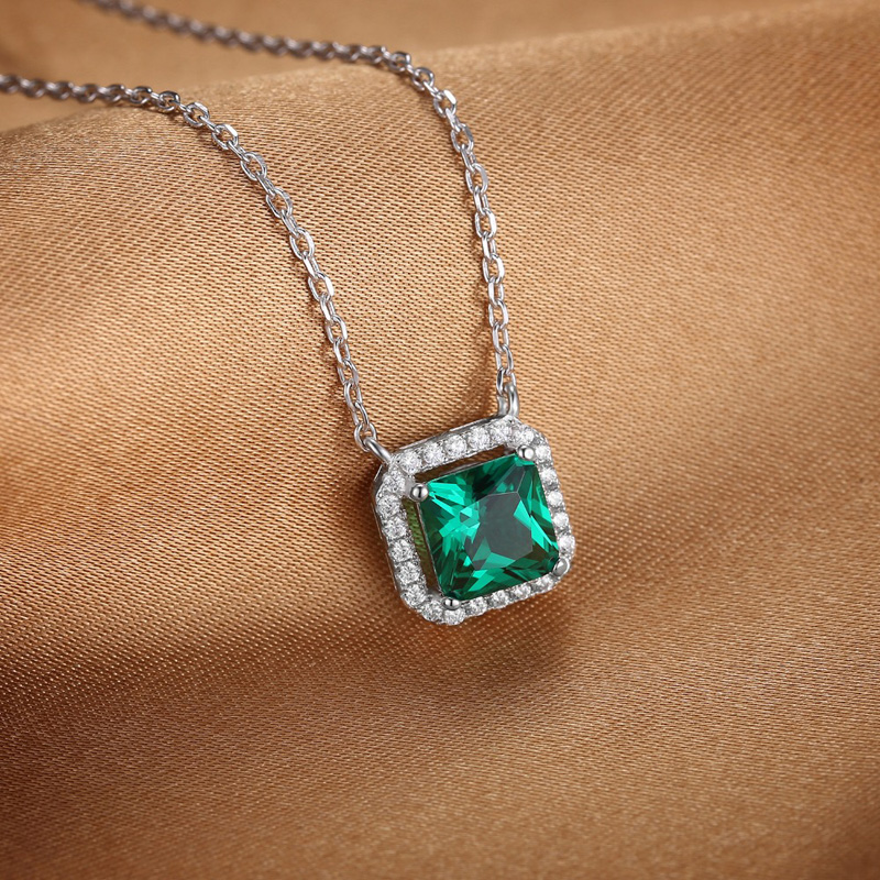 Strieborný náhrdelník so smaragdom 18856