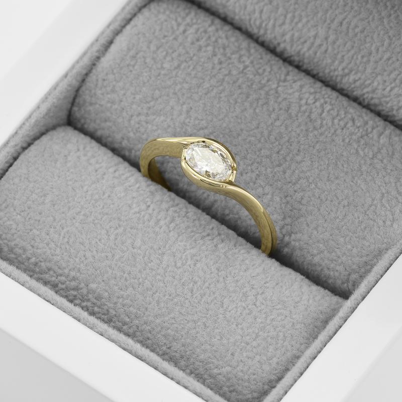 Prsteň s oválnym diamantom zo zlata 46826