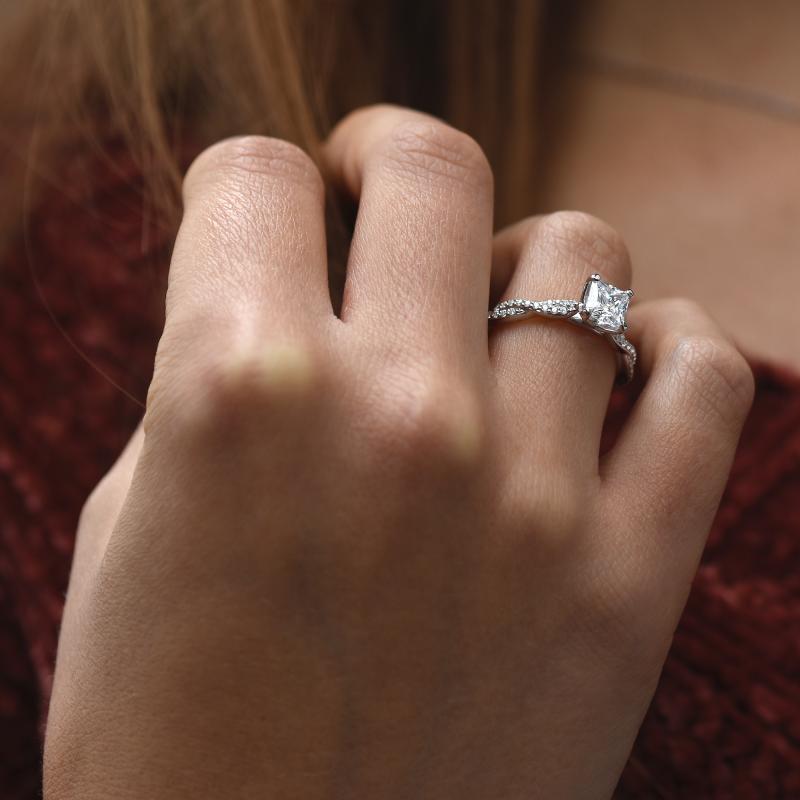 Prepletený zásnubný prsteň s diamantom 49516