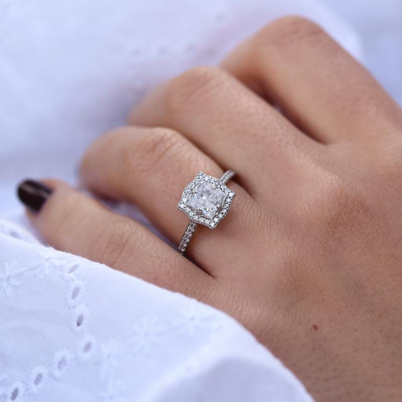 Zlatý halo zásnubný prsteň s princess diamantom
