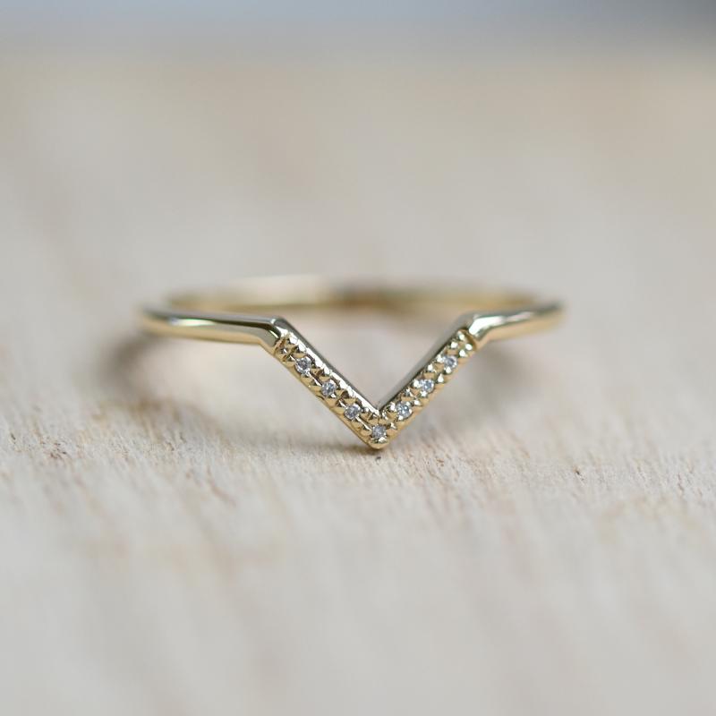 Elegantný vykrojený snubný prsteň s diamantmi 49906