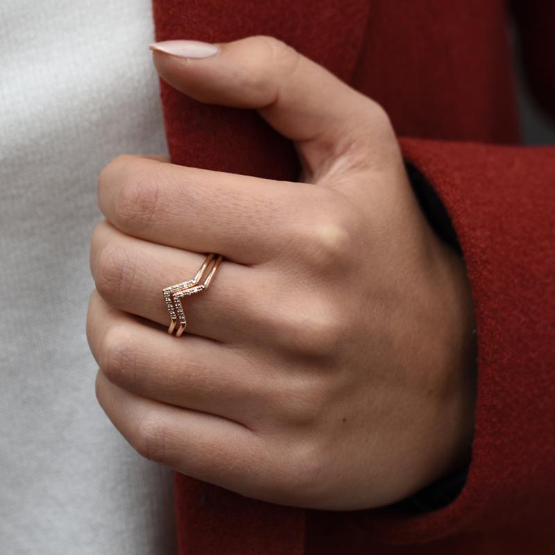 Elegantný zlatý vykrojený snubný prsteň 49916