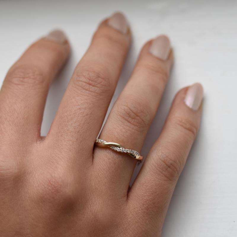 Zlatý prepletaný prsteň s diamantmi 49966