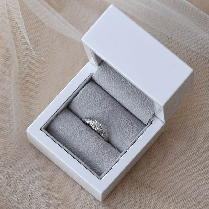 Zásnubný prsteň s moissanitu a diamantmi 67356