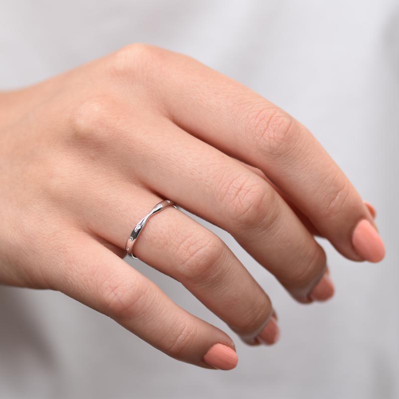 Platinový minimalistický eternity prsteň s diamantmi