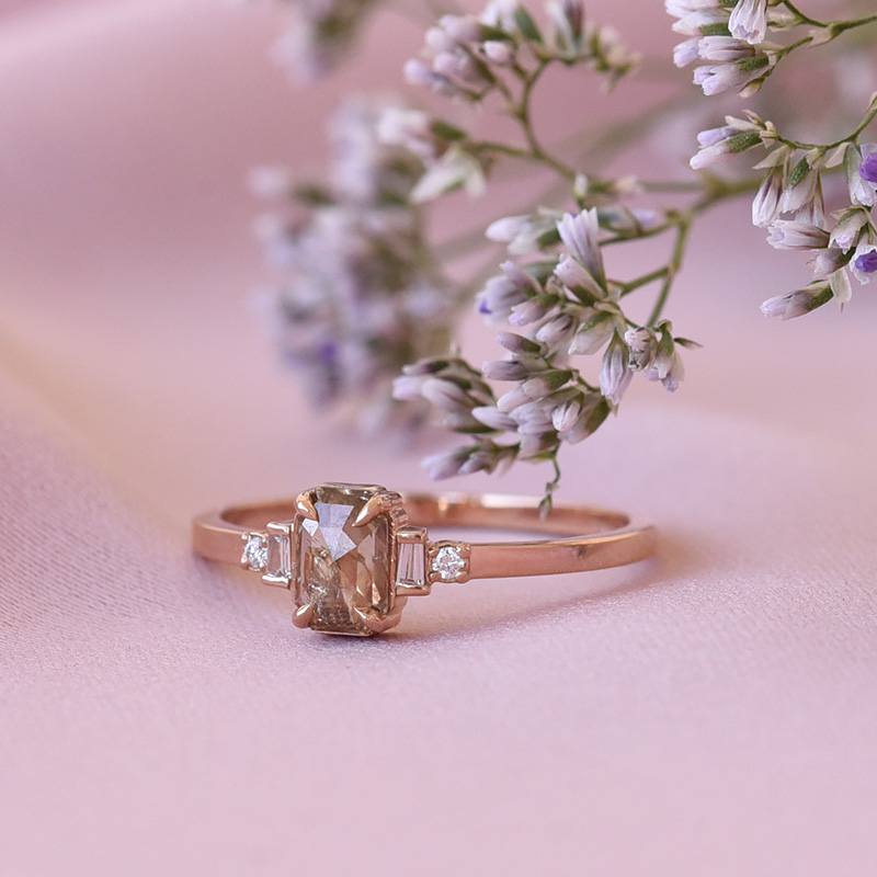 Zlatý prsteň s champagne diamantom a postranními diamantmi Neo 78246