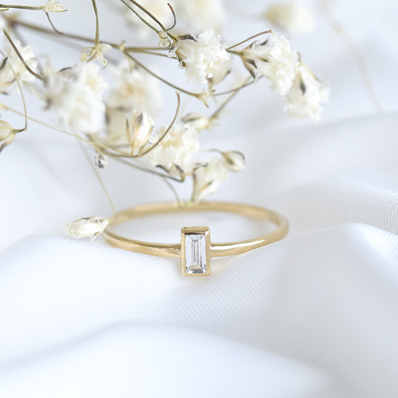 Zlatý minimalistický prsteň s baguette zafírom Kelila 80726