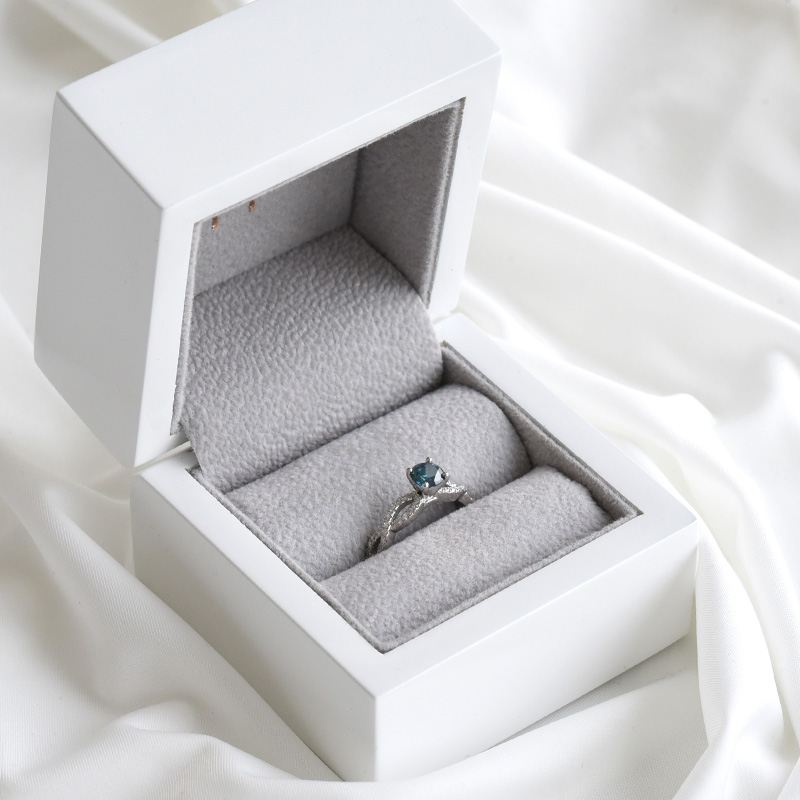 Prsteň s modrým diamantom zo zlata 82626