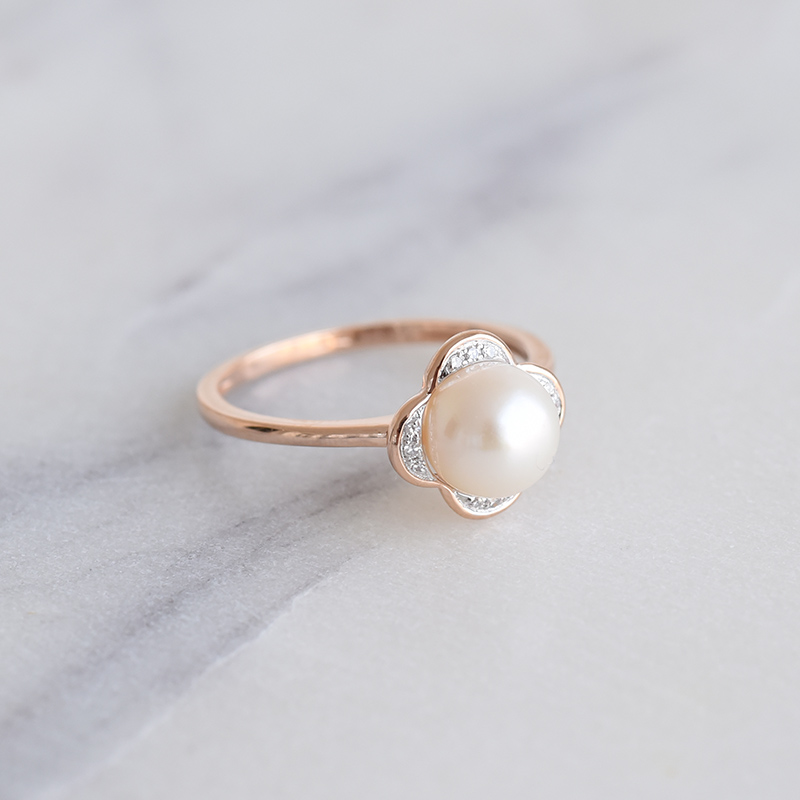 Elegantný prsteň s perlou a diamanty
