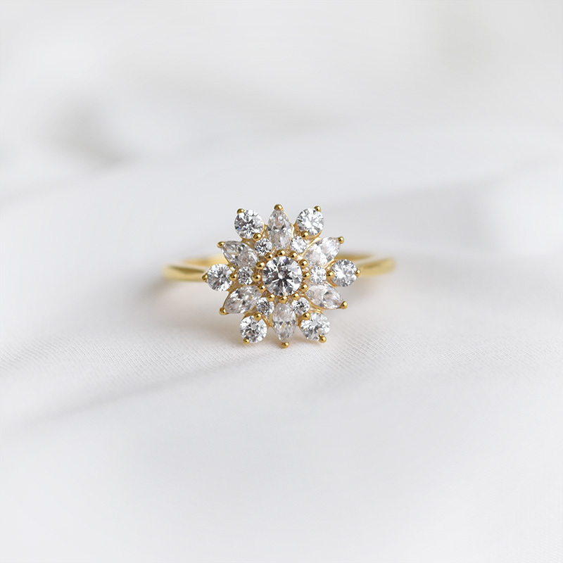 Kvetinový zlatý prsteň s diamantmi 89976