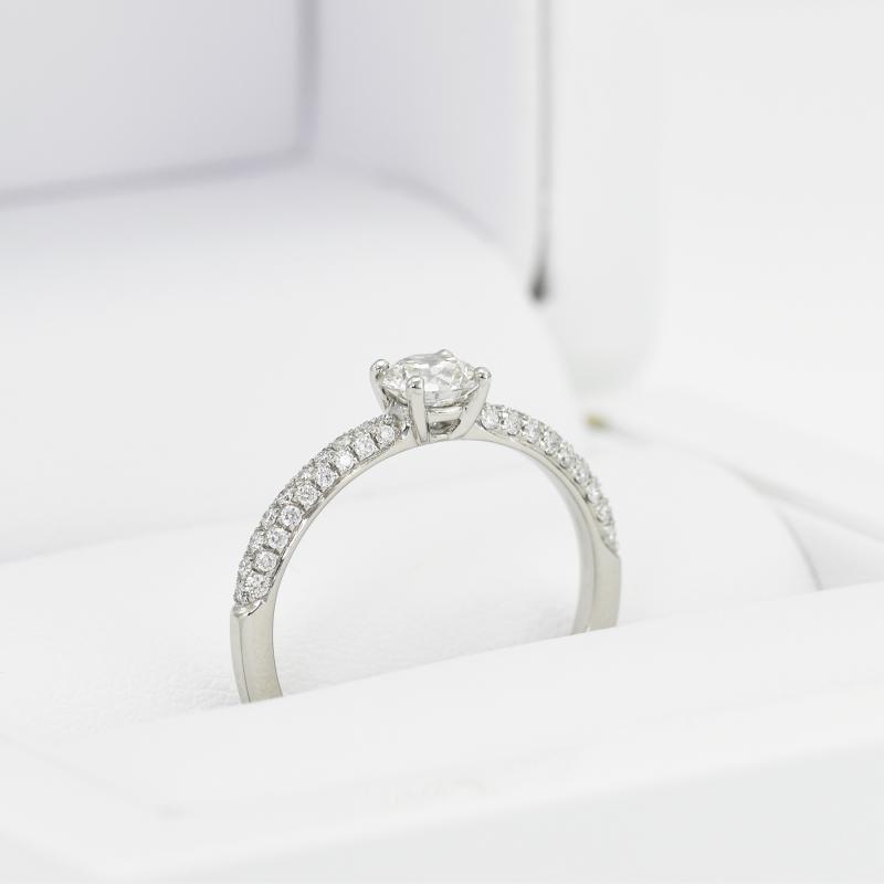 Zásnubný prsteň s moissanitom a lab-grown diamantmi Ranamie 100257