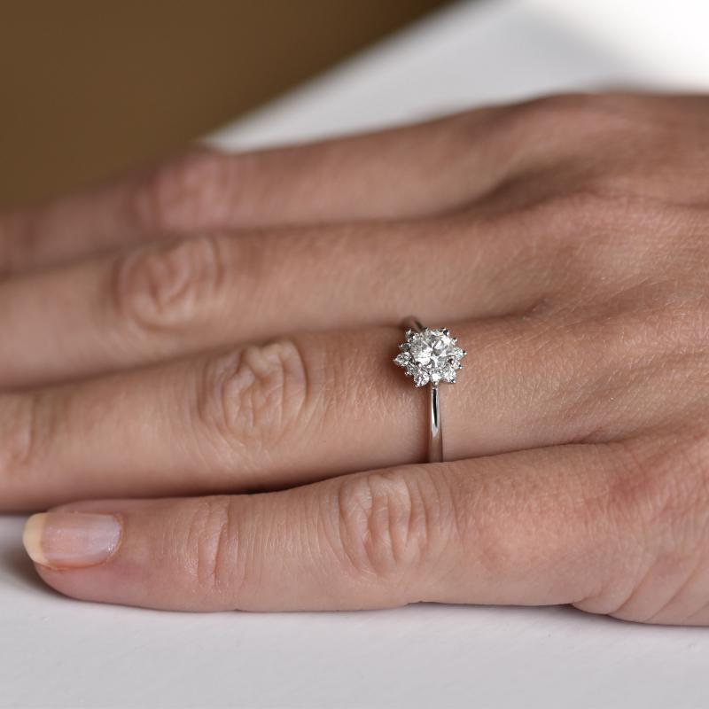 Zásnubný prsteň s moissanitom a diamantmi Halima 100597
