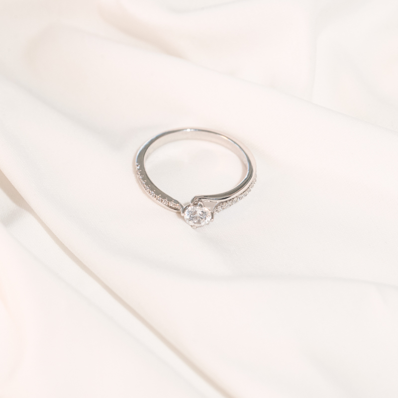 Zásnubný prsteň s postrannými diamantmi Anastas 102087