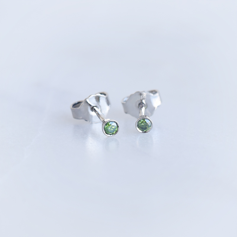 Strieborné minimalistické bezel náušnice so zelenými diamantmi Viosa 102927