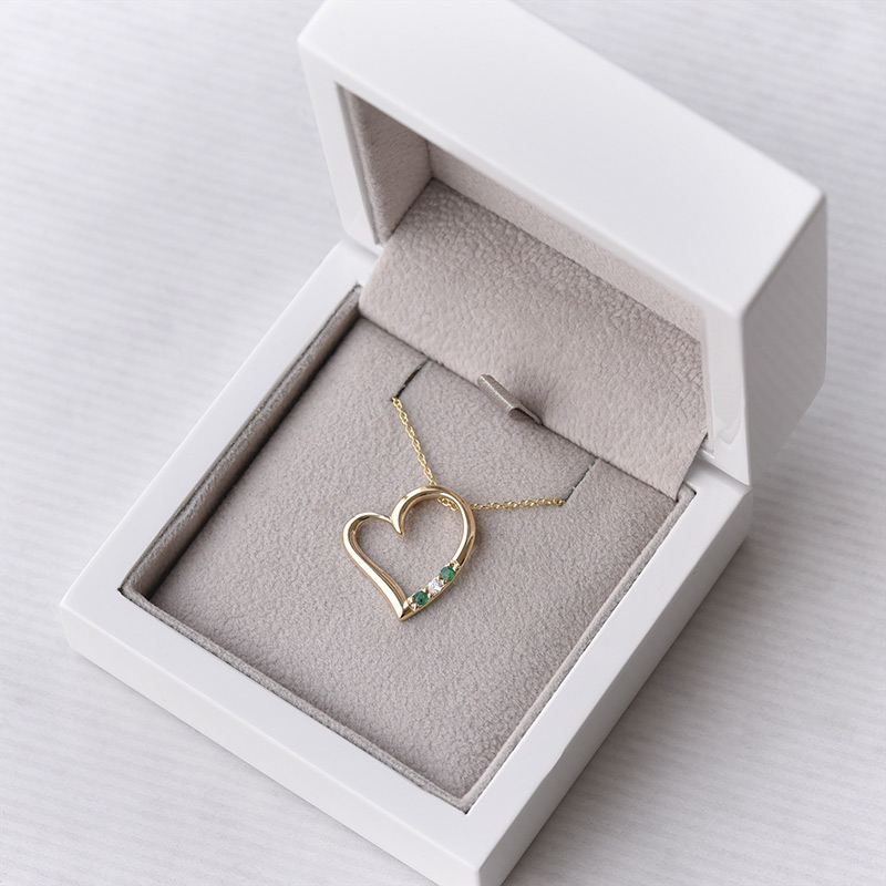 Strieborný prívesok srdce so smaragdmi a diamantom Janey 103587