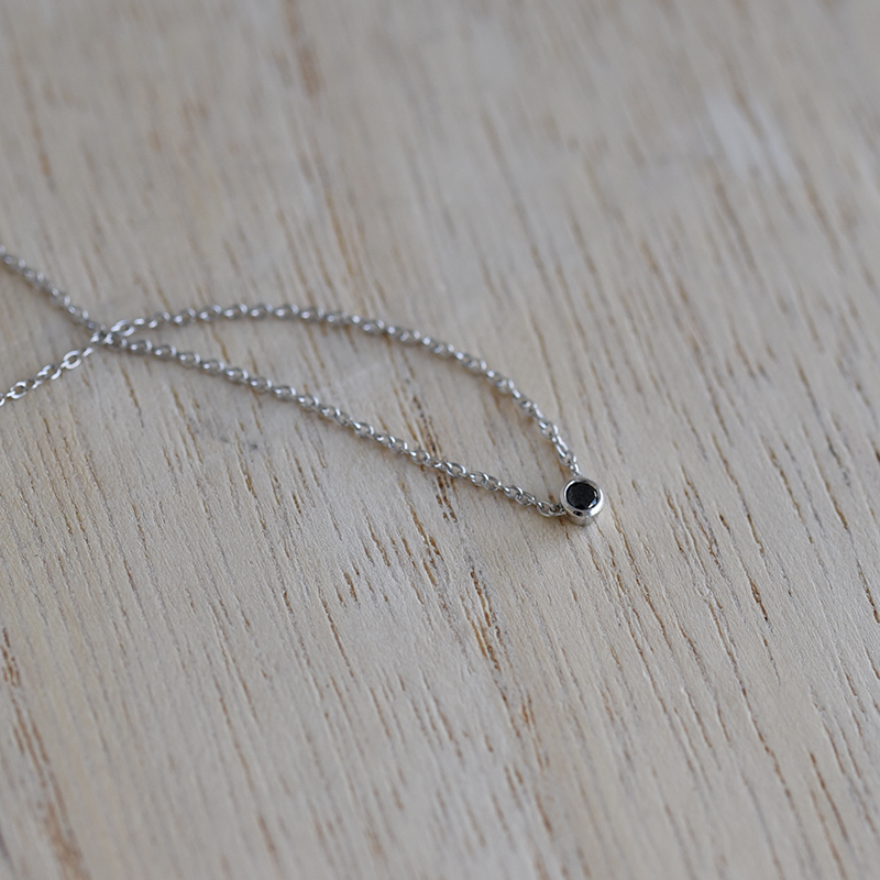 Strieborný minimalistický náhrdelník s čiernym diamantom Vieny 103657