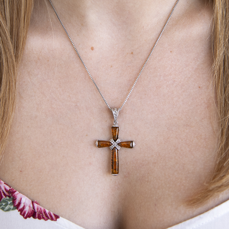 Jantárový krížik v striebornom prívesku Croix 107877