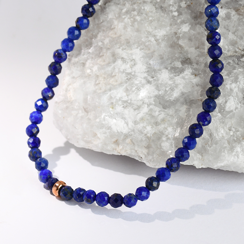 Strieborný pozlátený náhrdelník s lapis lazuli korálkami Cindy 115957