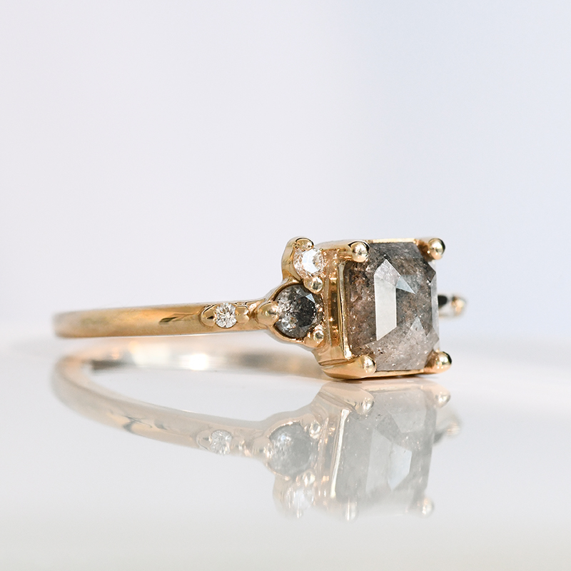 Zlatý prsteň so salt and pepper diamantom a lab-grown diamantmi Kristie 117427