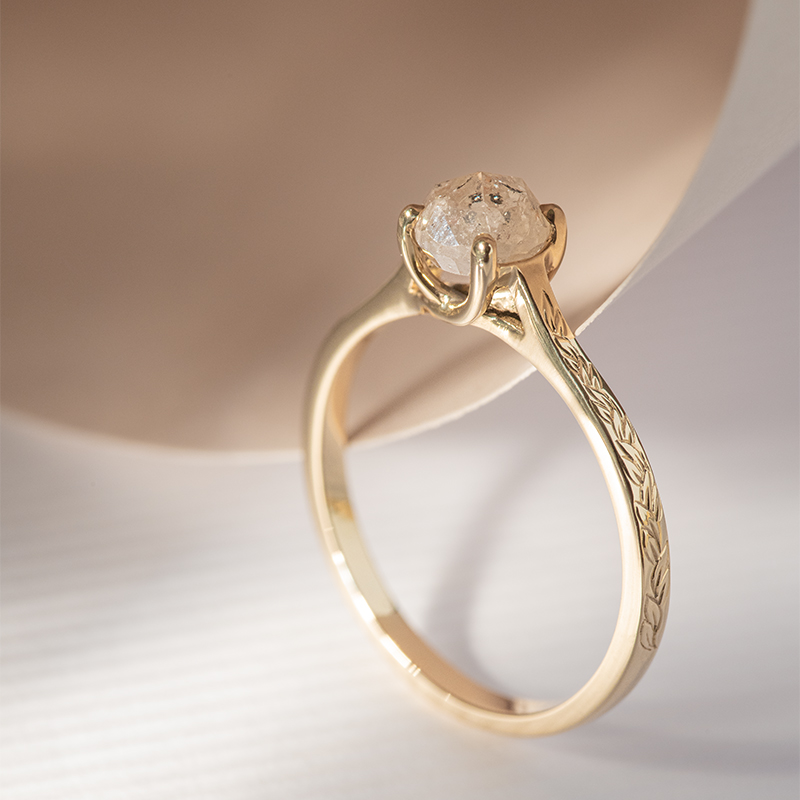 Zlatý ručne rytý prsteň so salt and pepper diamantom Estella 120777