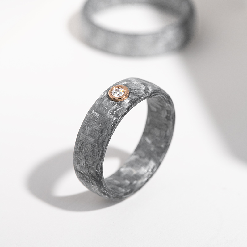 Mierne zaoblené snubné prstene z karbónu s diamantom Vlad 123747