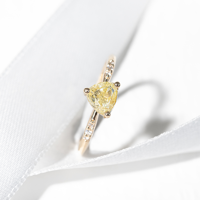 Zlatý zásnubný prsteň so žltým diamantom Alona 126147